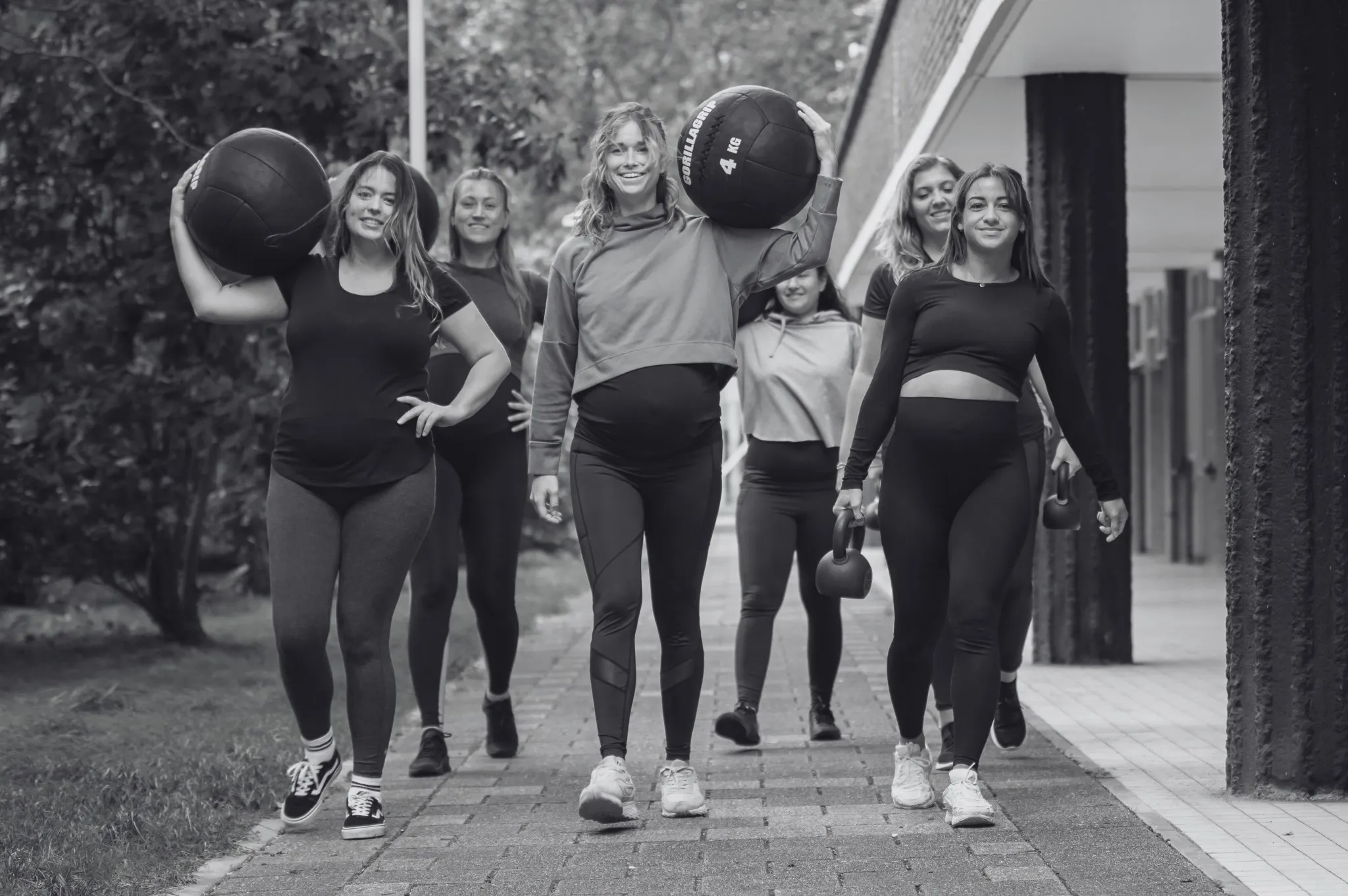 Zwangere vrouwen en moeders op weg naar de training